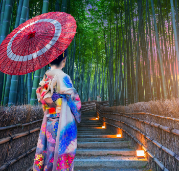 和傘を持つ人物の写真